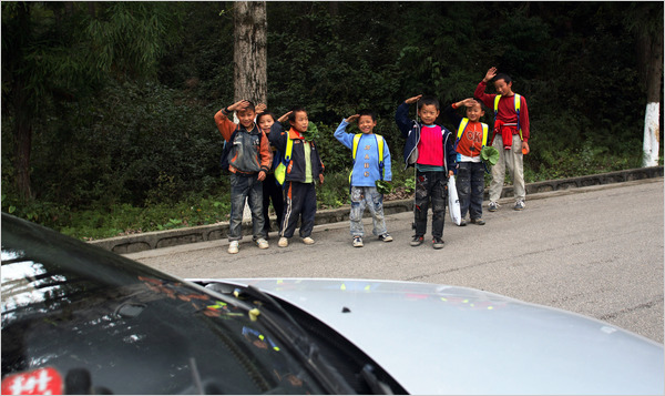 Children in China obeyed a county rule for pupils to salute cars. 
