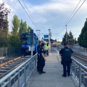 Officers_investigate_stabbing_23231210.jpg