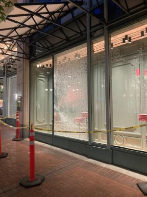 Broken_window_at_store_24107979.jpg